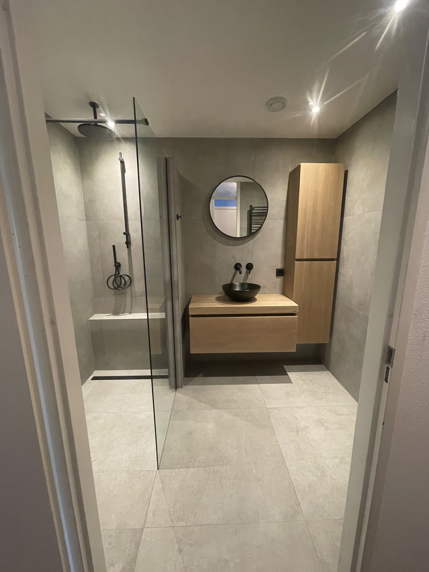Badkamer en toilet Harderwijk, uitgevoerd door VJ Installatietechniek
