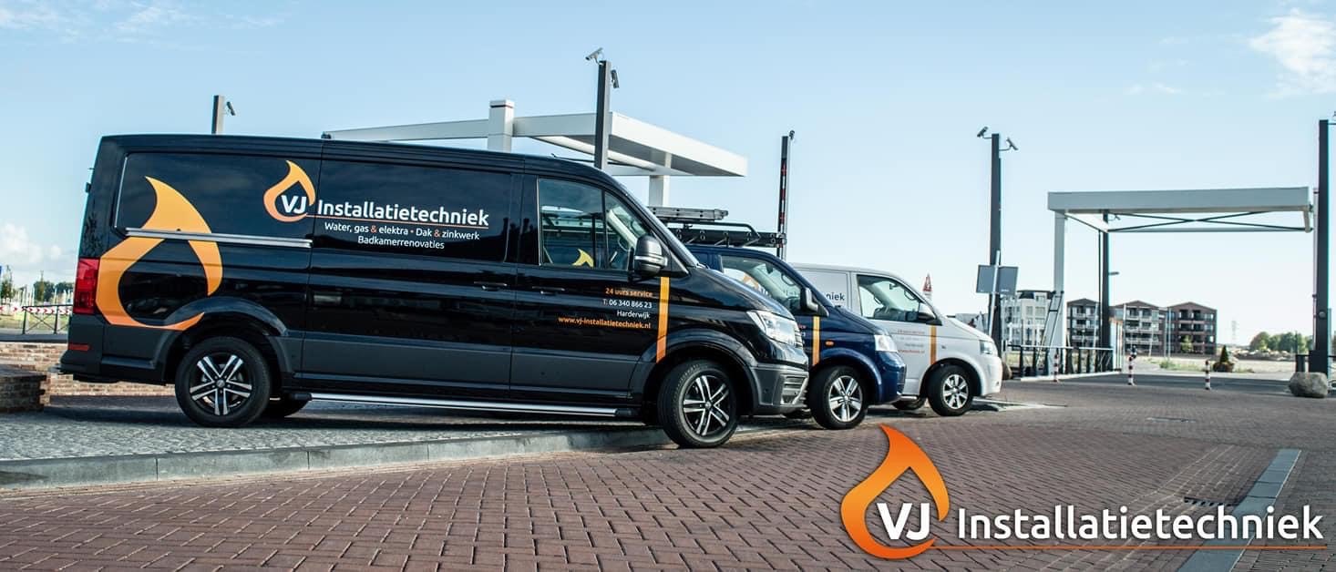 De bedrijfsbussen van VJ Installatietechniek met bedrijfslogo en 24 uurs service