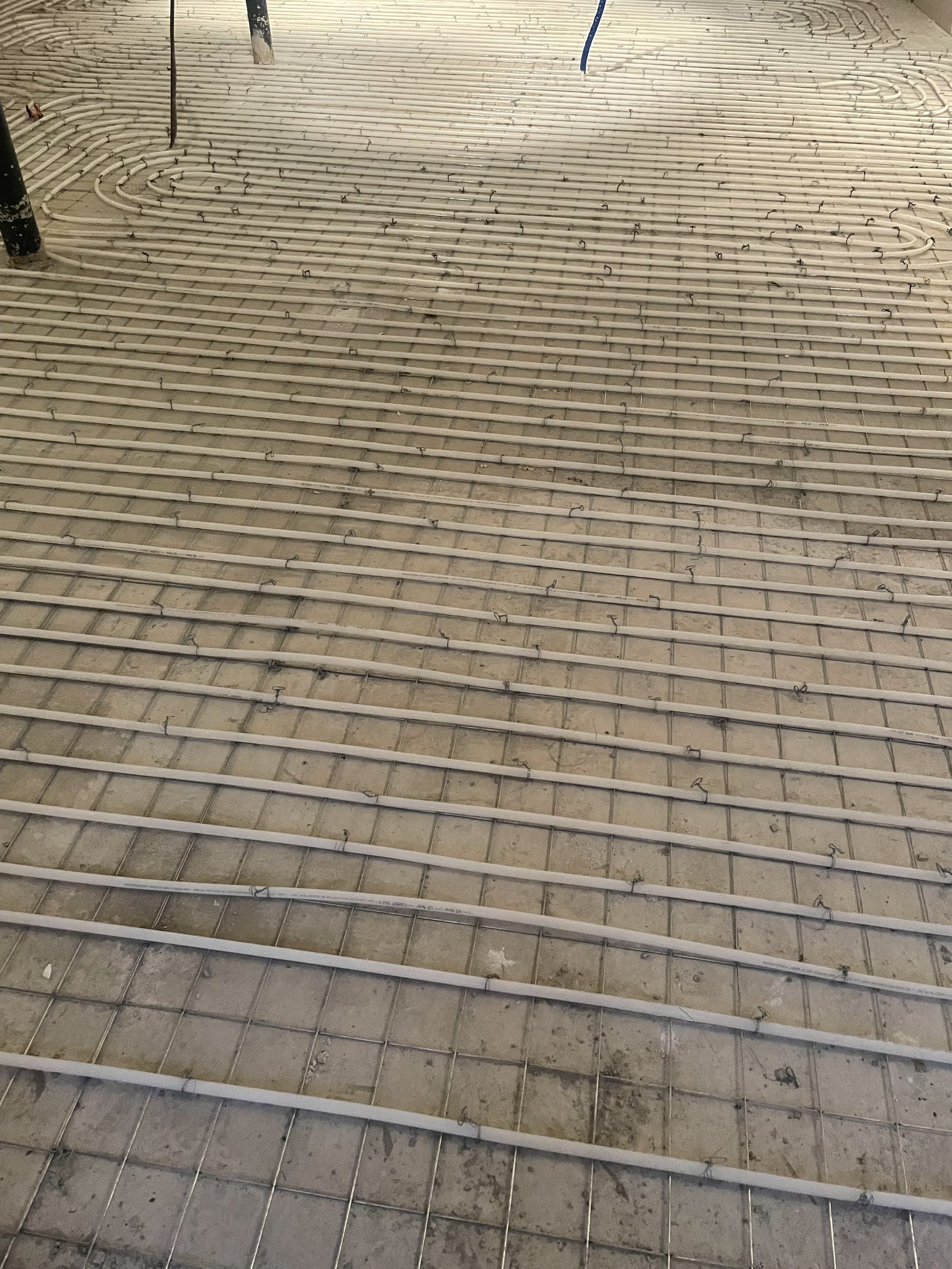 Plaatsen betonvloer, uitgevoerd door VJ Installatietechniek