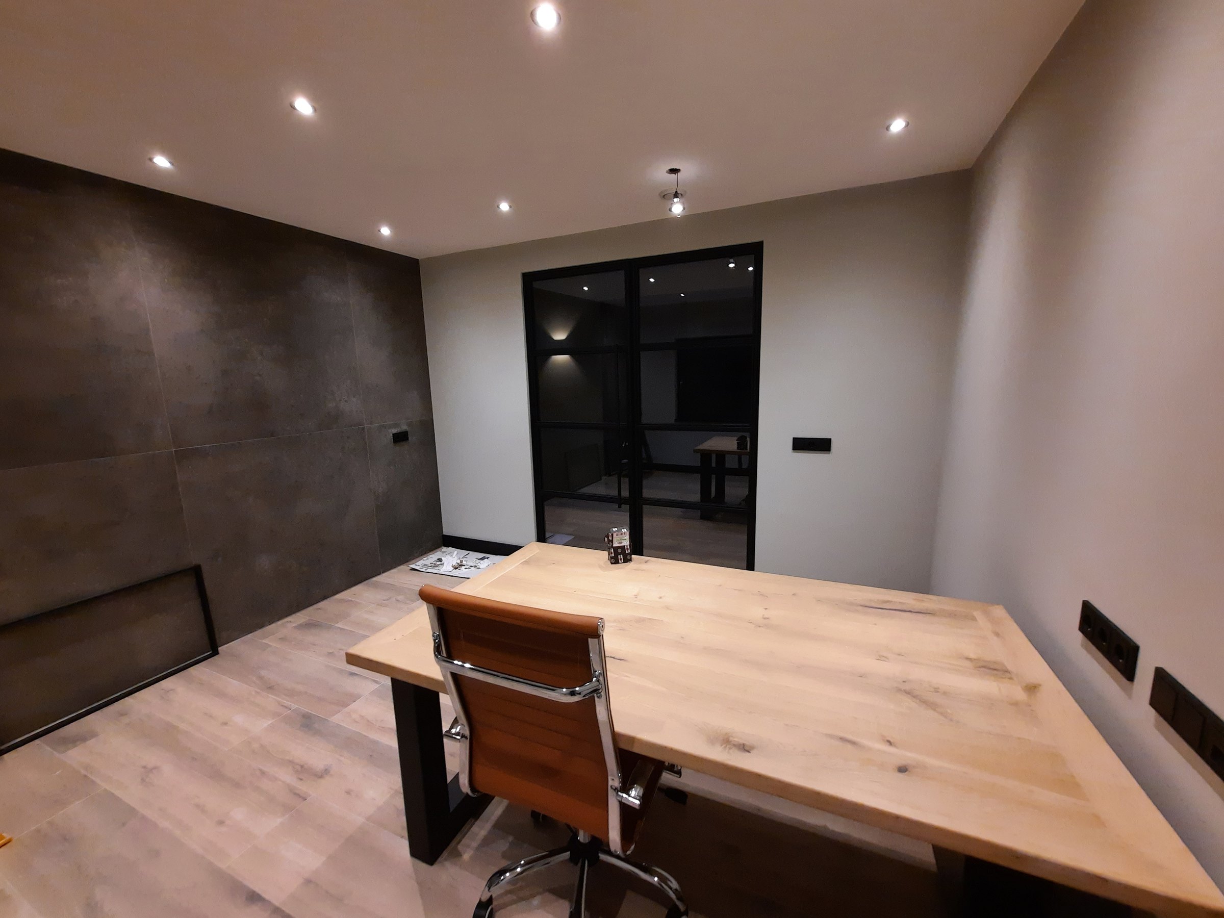 Afgeronde renovatie in Harderwijk met houten tafel, stalen binnenpui en nieuwe vloer